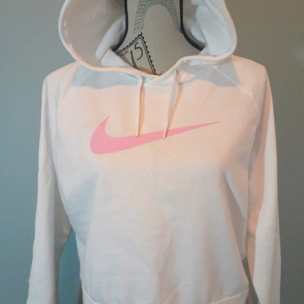 Cropped Nike hoodie with a pink Nike logo.